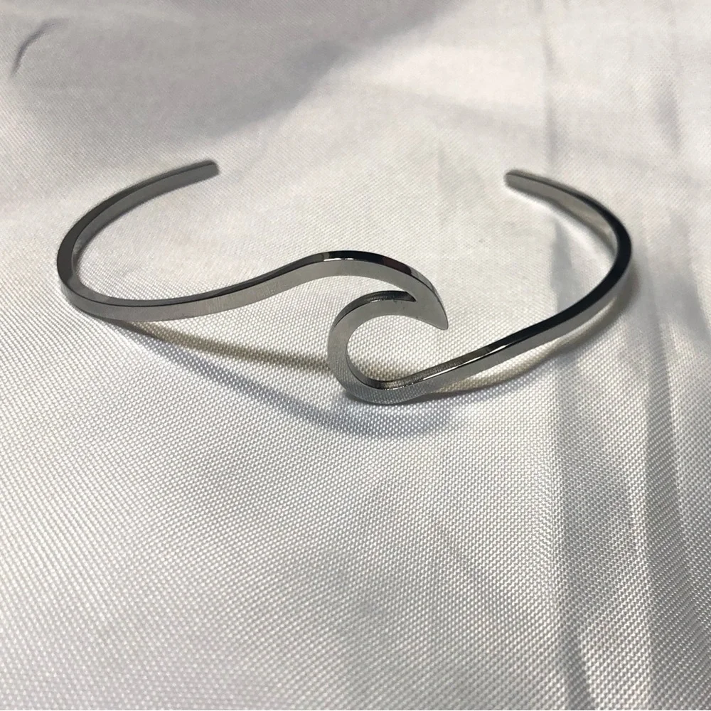 🆕 O & Co Silver wave bracelet (813)